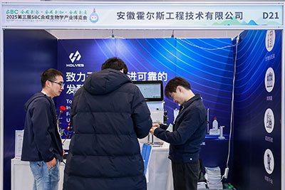 霍爾斯團(tuán)隊(duì)與客戶交流 霍爾斯團(tuán)隊(duì)與客戶交流